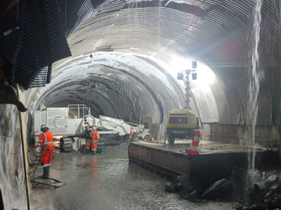   Au coeur de la montagne coule l'eau. L’une des fuites d'eau sous l’Aiguille du Midi atteint 300 litres/seconde, de quoi remplir une piscine olympique en moins de 3 heures ©ATMB